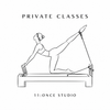 Dibujo cuadrado en blanco y negro de una persona practicando Pilates Reformer para clases privadas de 11:ONCE STUDIO